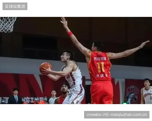 上海队牺牲外线防守，用绝对的内线和篮板优势击溃了广东华南虎。